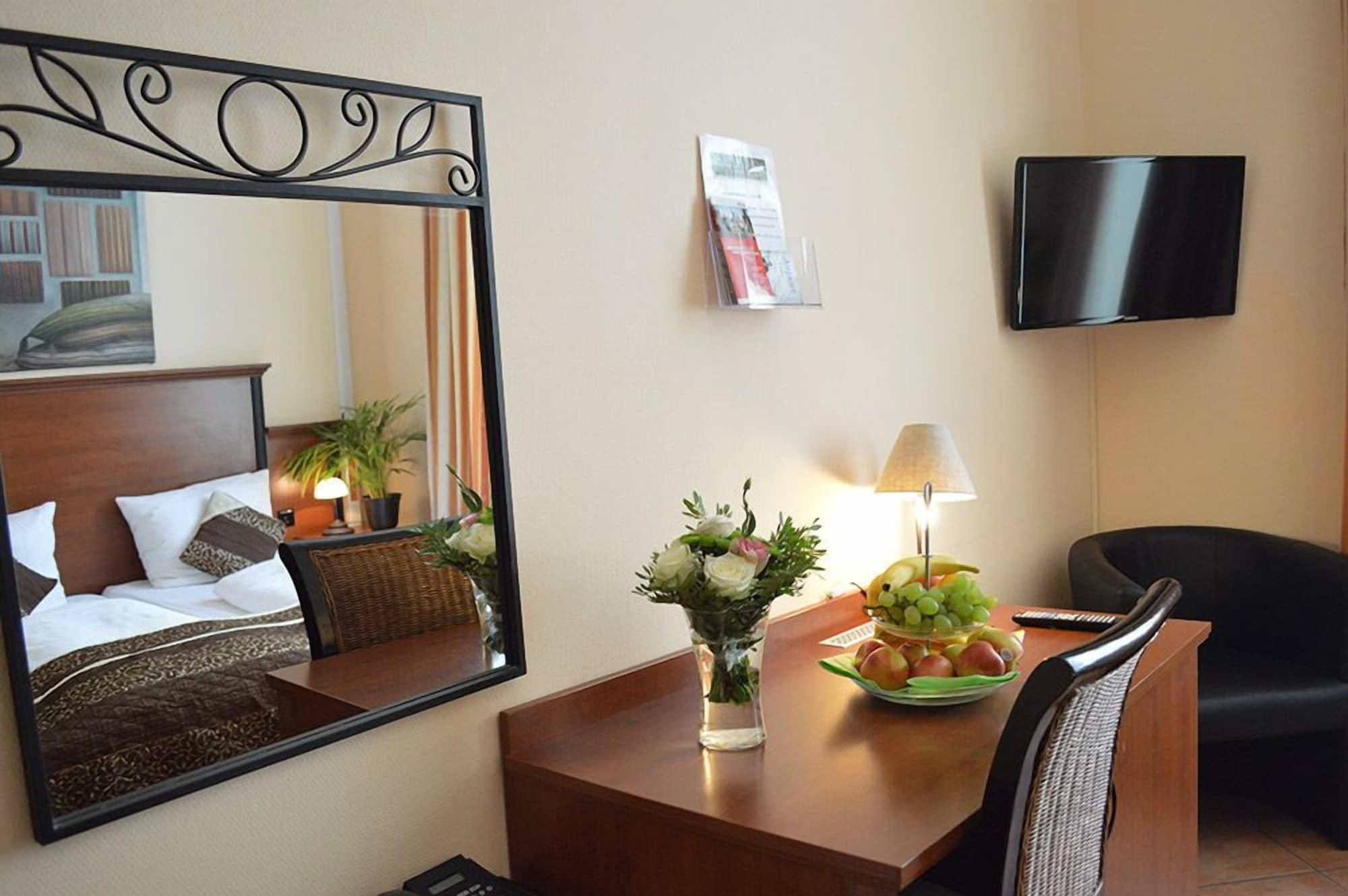 Hotel West 3*